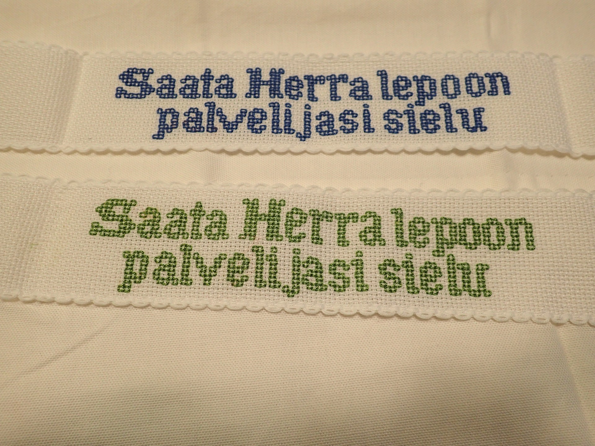 Pia Suorsan kirjomat otsanauhat Käsitelty AK Kuva Riikka Platonova