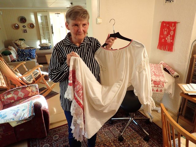 Pia-Suorsa-esittelee-rätsinäpaitaa