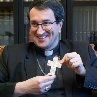 Katolisen kirkon piispa Raimo Goyarrola esittelee risti&auml;