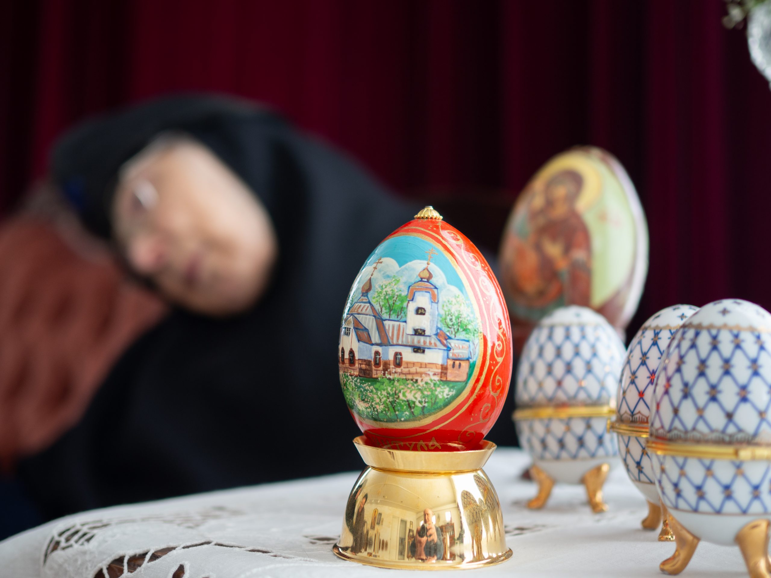 Punainen-pääsiäismuna-Lintulan-luostarissa-skeemannunna-Melania-taustalla