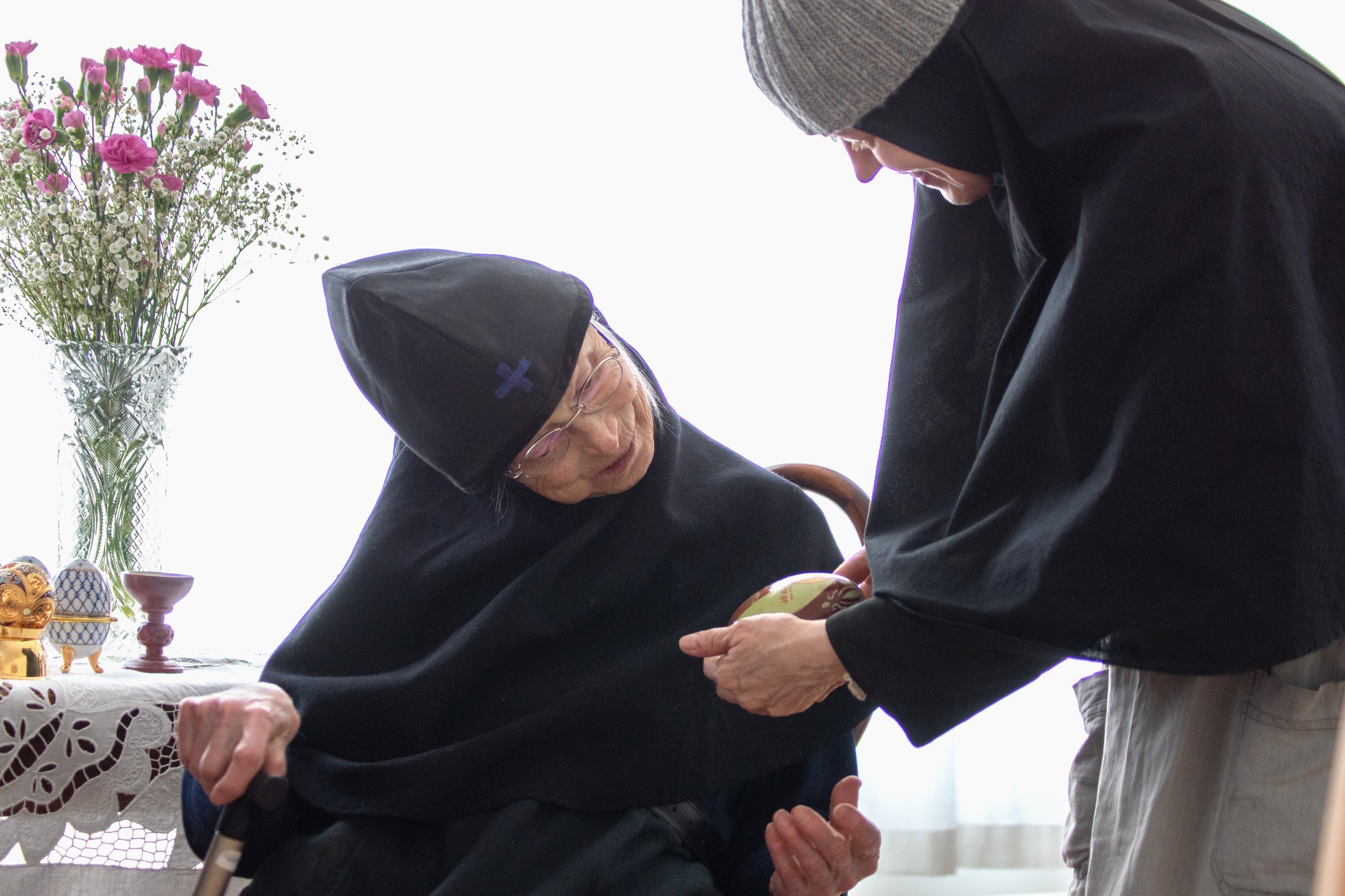 Skeemanunna-Melania-ja-viitankantajanunna-Katariina-ihailevat-pääsiäismunaa