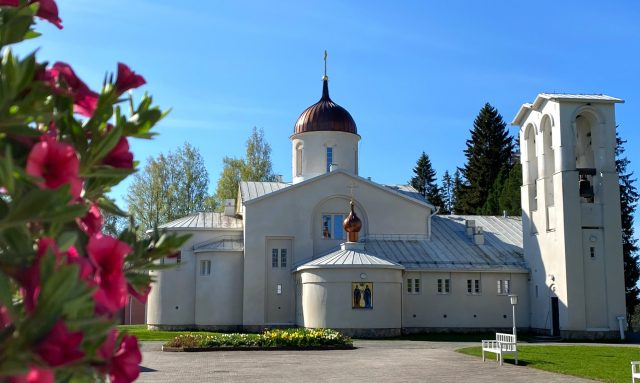 Valamon-luostarin-pääkirkko-kesällä