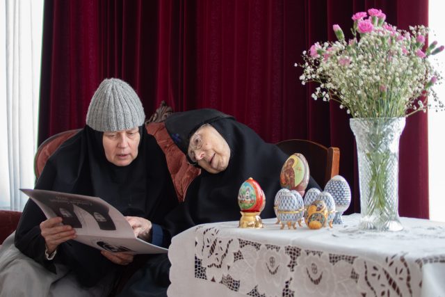 Viitankantajanunna-Katariina-ja-skeemanunna-Melania-ihailevat-vanhoja-valokuvia