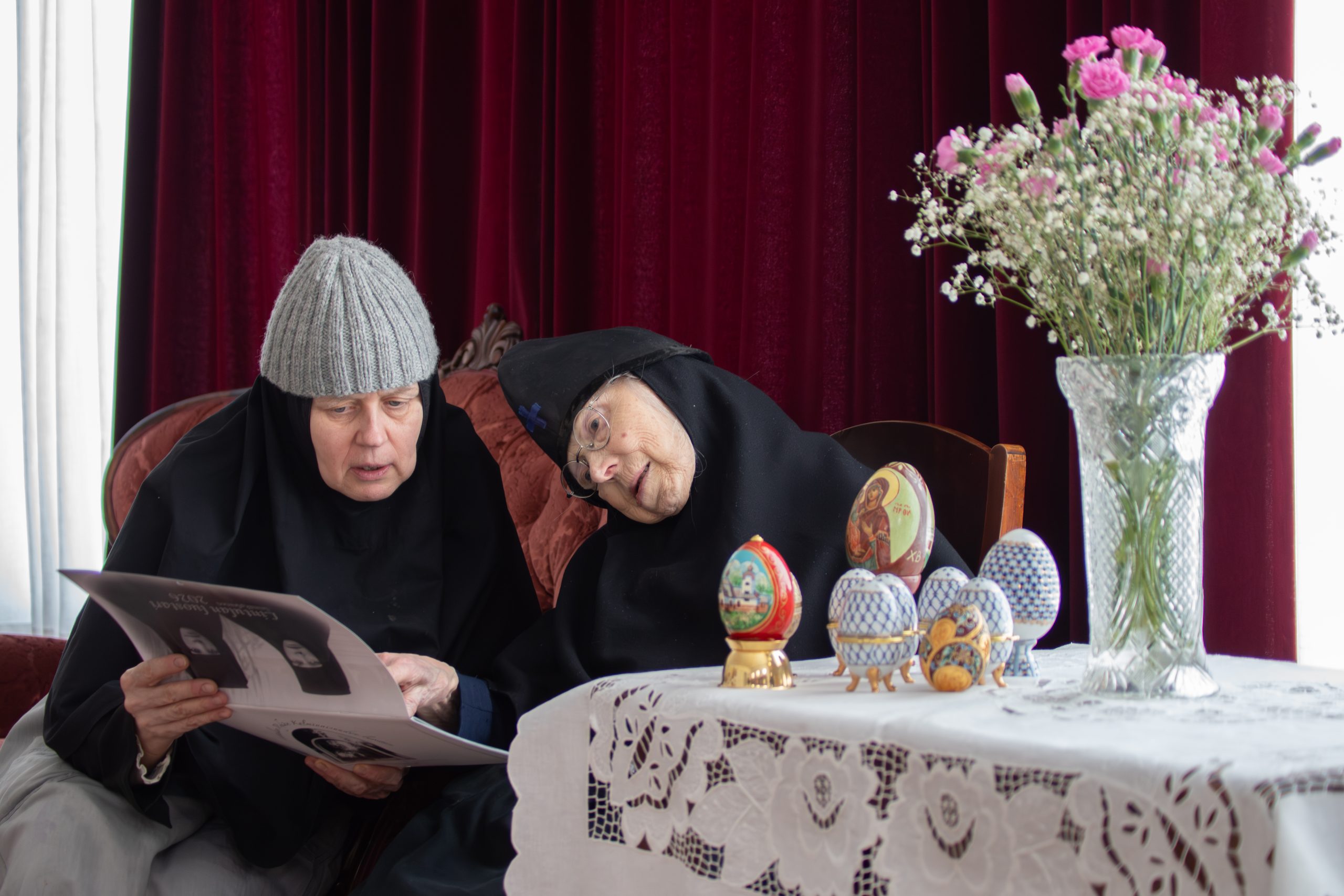 Viitankantajanunna-Katariina-ja-skeemanunna-Melania-ihailevat-vanhoja-valokuvia