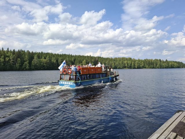 M/S Sergei -laiva seilaa järvellä.