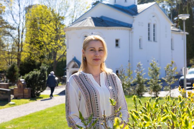 Irina Krupko Pyhän profeetta Elian kirkon edustalla