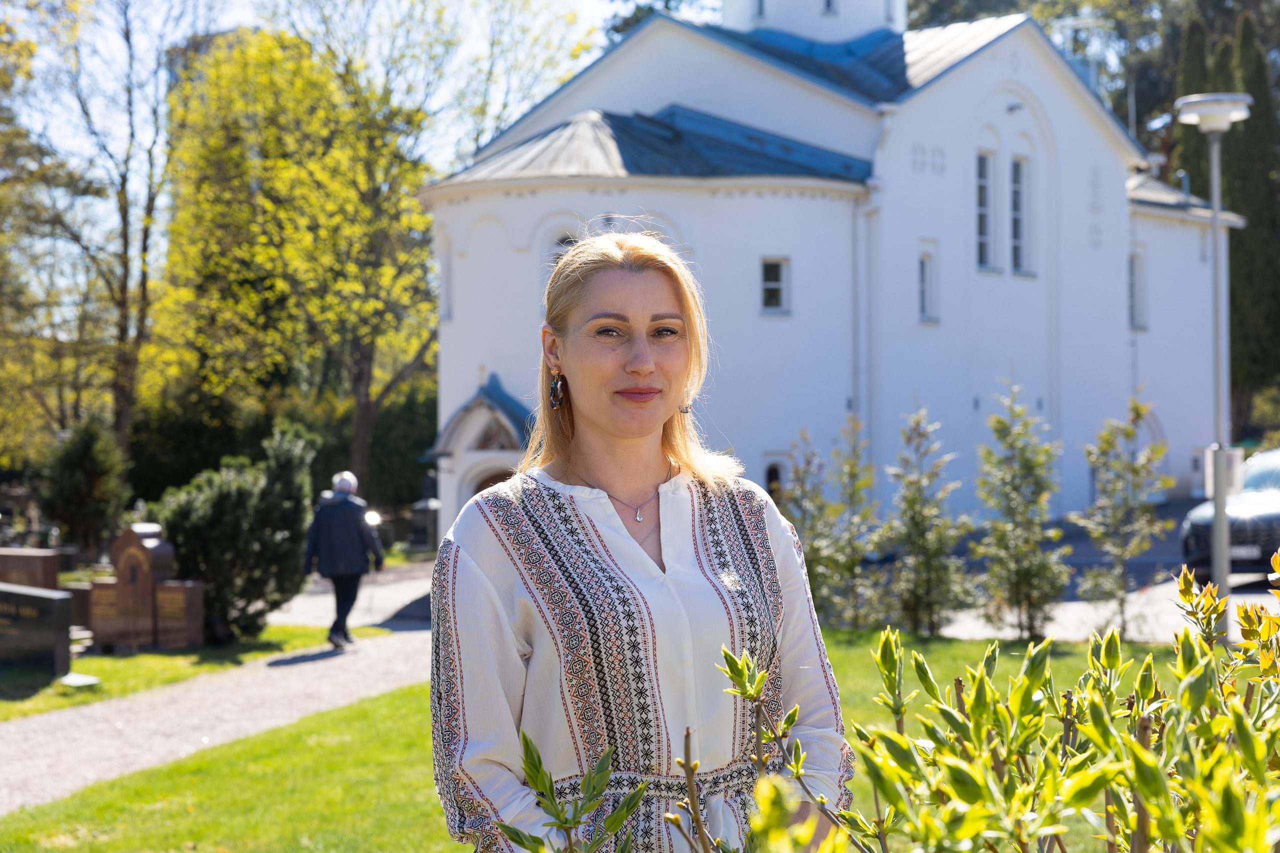 Irina Krupko Pyhän profeetta Elian kirkon edustalla