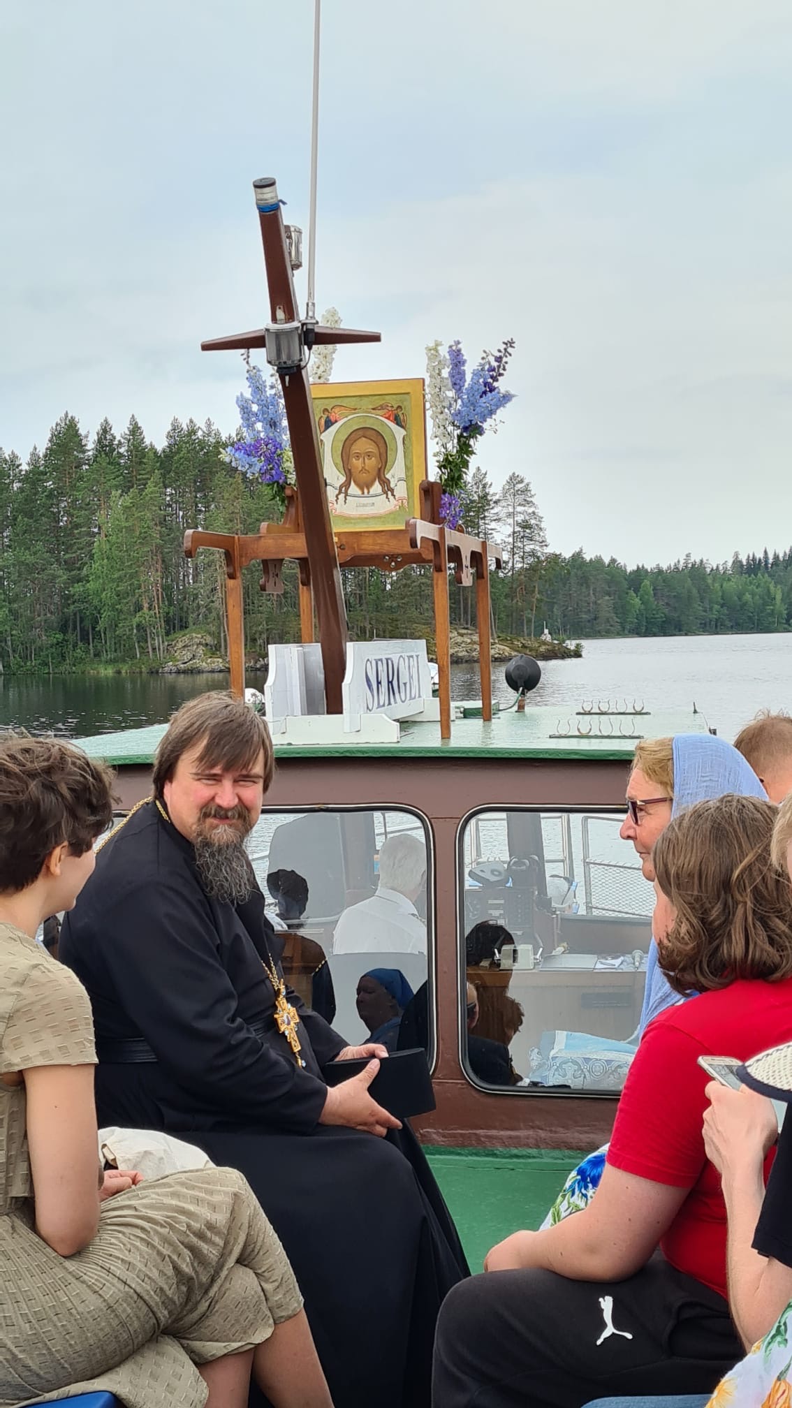 Igumeni Sergei M/S Sergei-laivalla ristisaatossa.