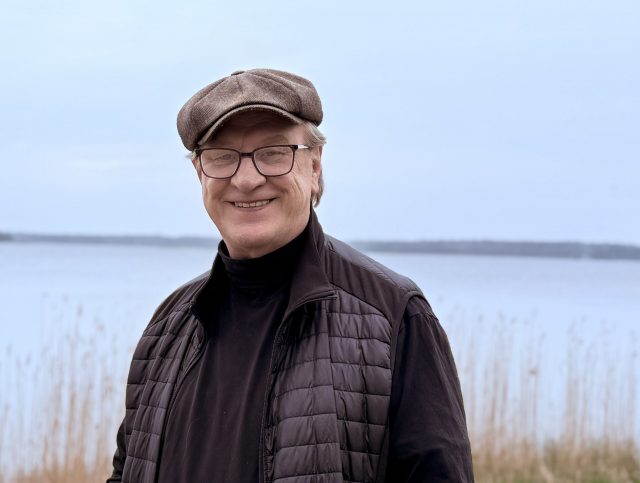 Näyttelijä Esko Kovero rannalla