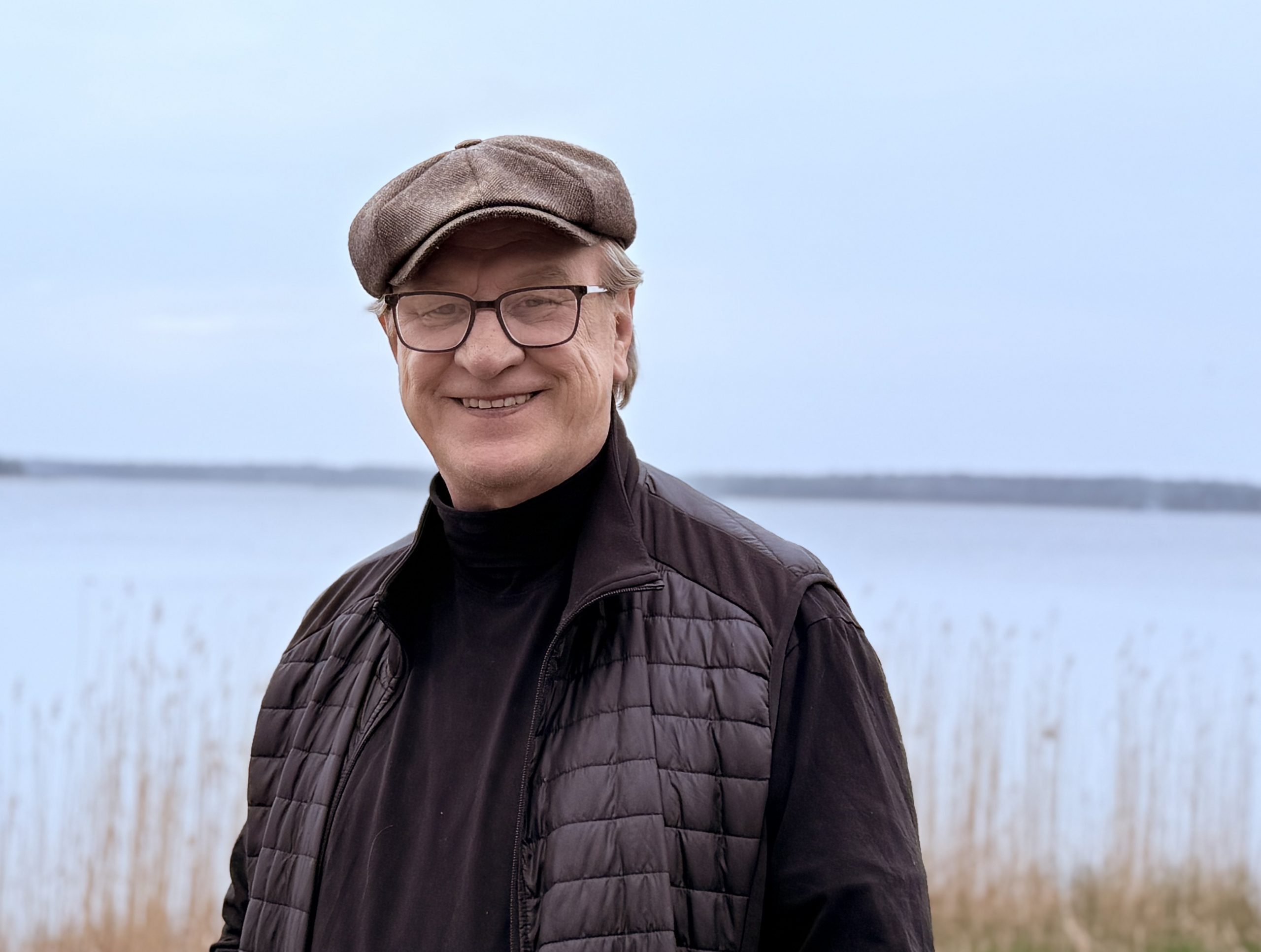 Näyttelijä Esko Kovero rannalla