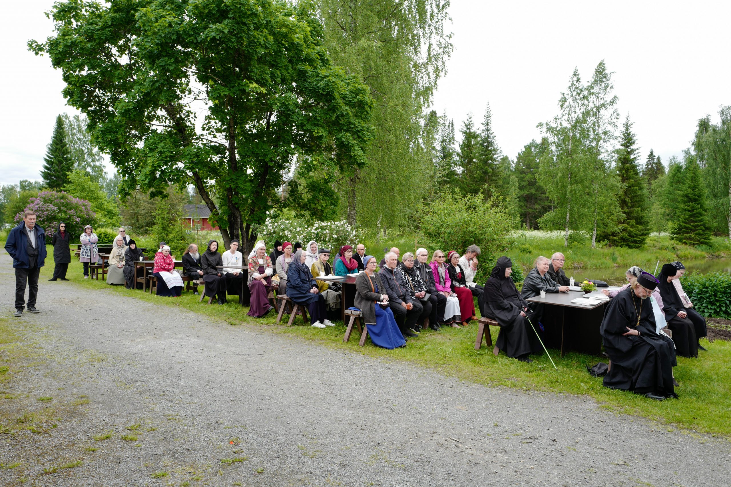 Lintulan luostarin sisaristo tarkosi maittavan kentt&auml;lounaan lammen rannalla. 