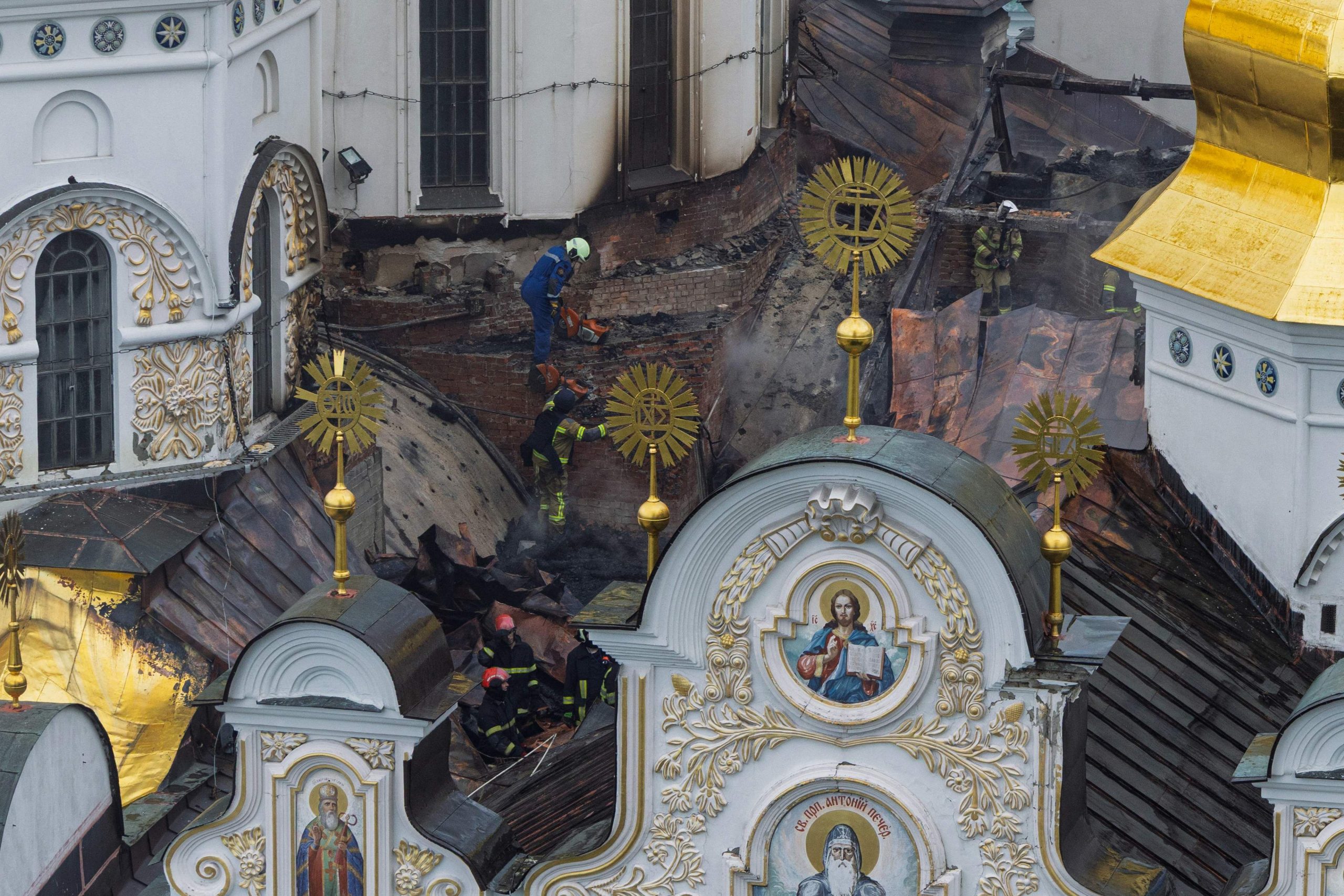Ukrainalaisia palomiehi&auml; Jumalansynnytt&auml;j&auml;n kuolonuneen nukkumisen katedraalin katolla. 