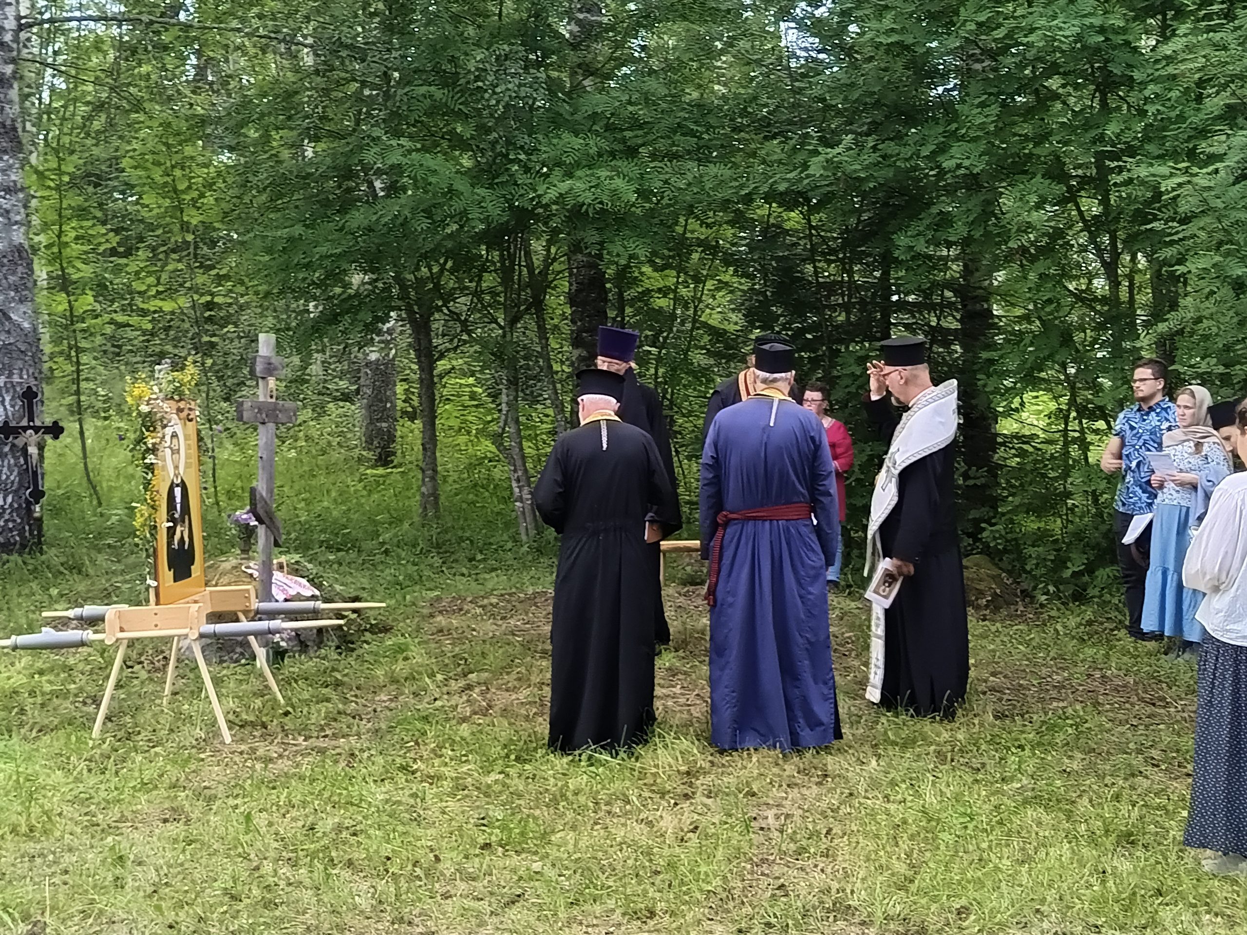 Jaakko ja Johannes Karhap&auml;&auml;n asuintalon paikalla toimitettiin akatistos.