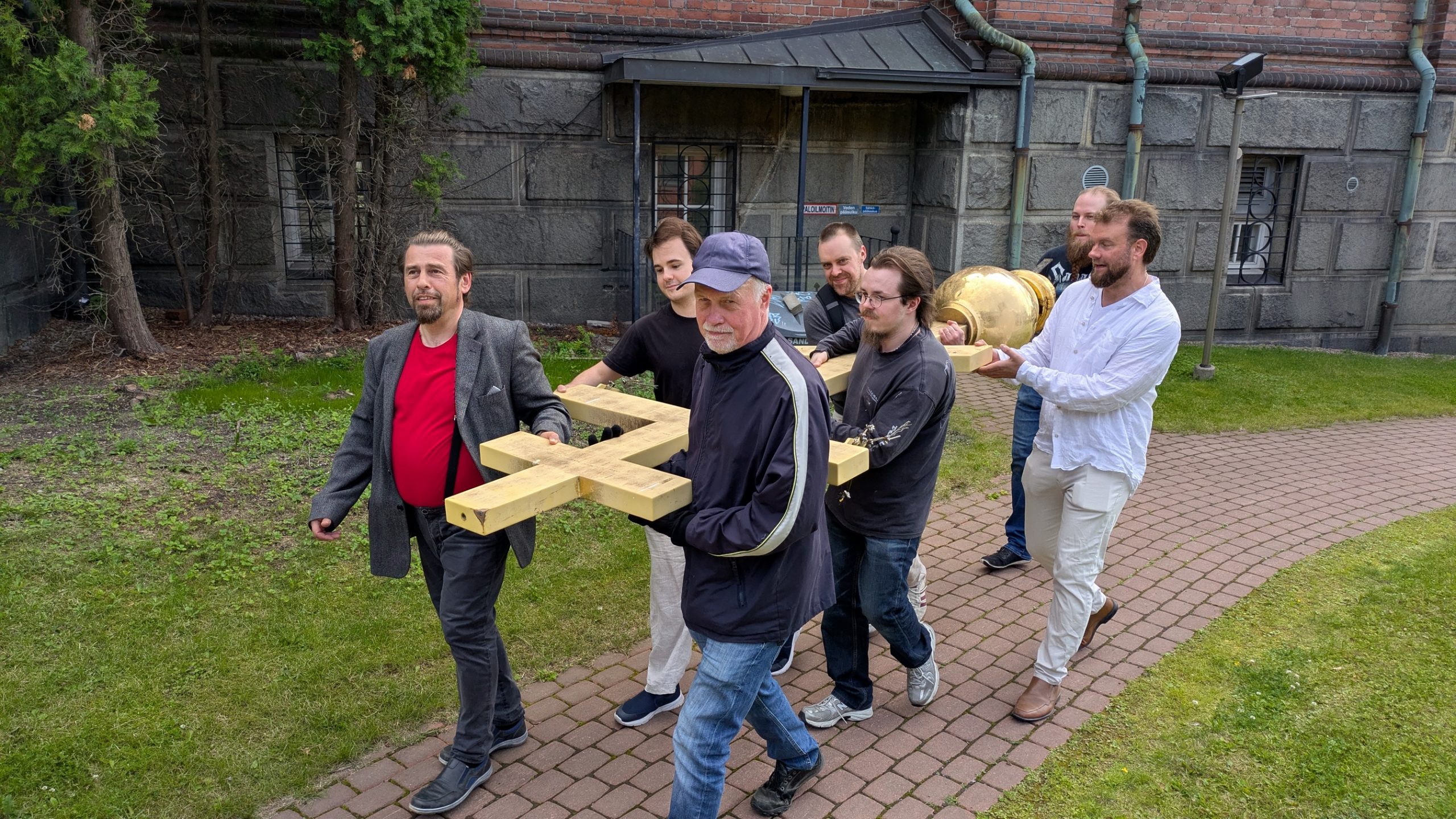 Ristiä-kannetaan-kirkosta-Nikolainsalille