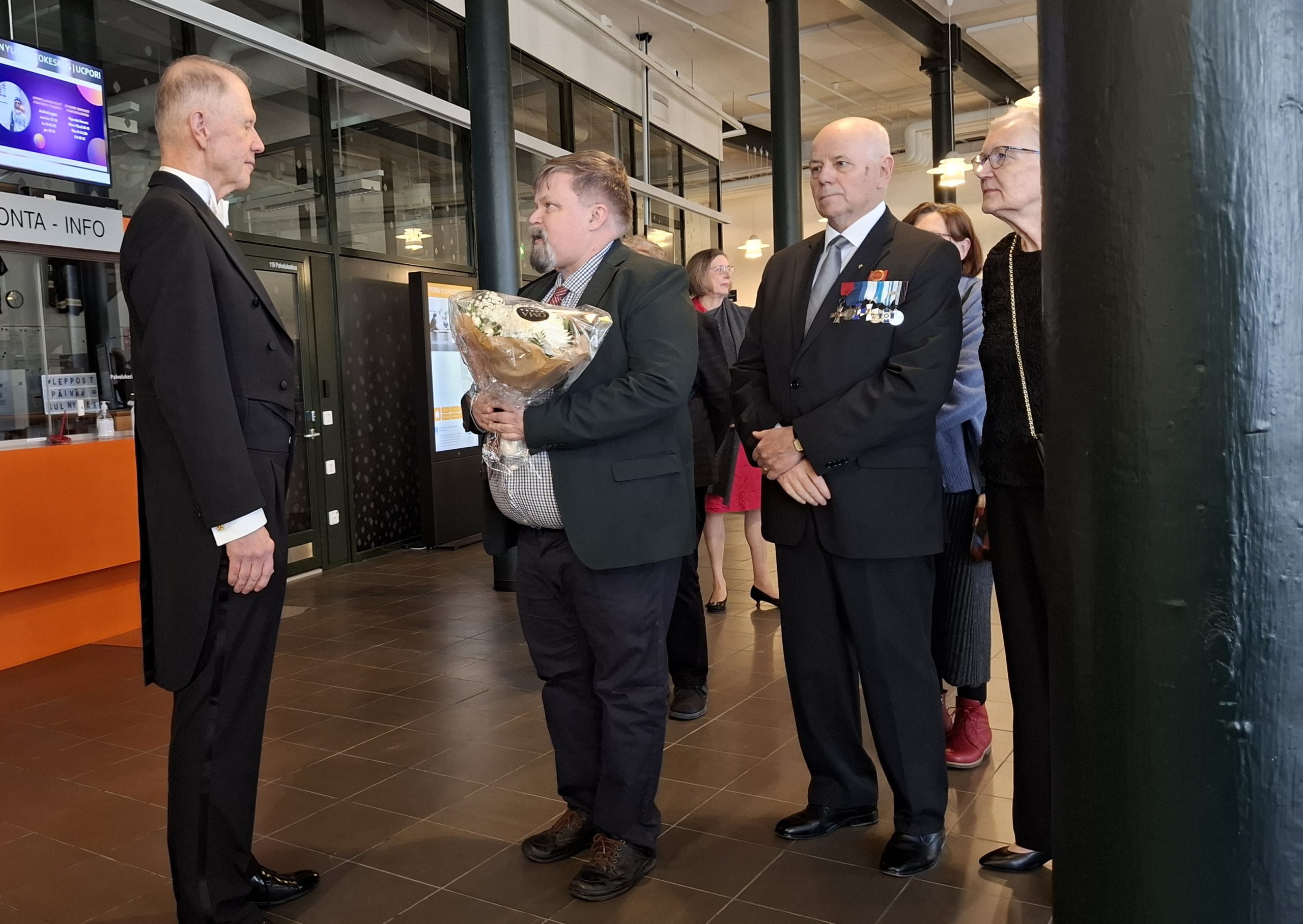 Tuomas Simulan v&auml;it&ouml;stilaisuudessa onnittelijoita