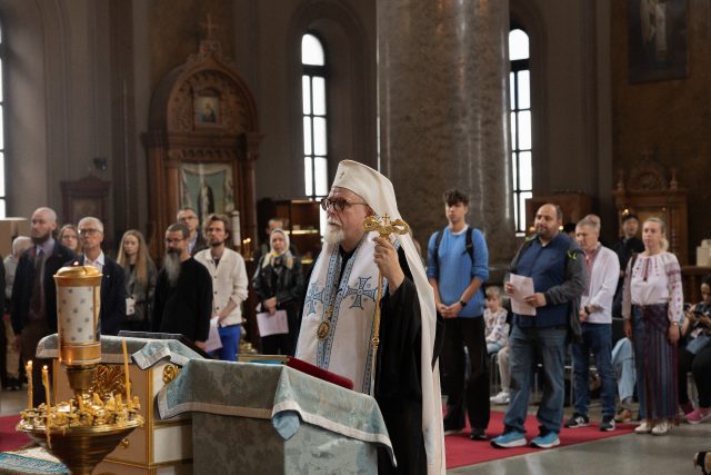 Arkkipiispa Elia toimittamassa rauhanrukouspalvelusta Uspenskin katedraalissa 23.8.2026.