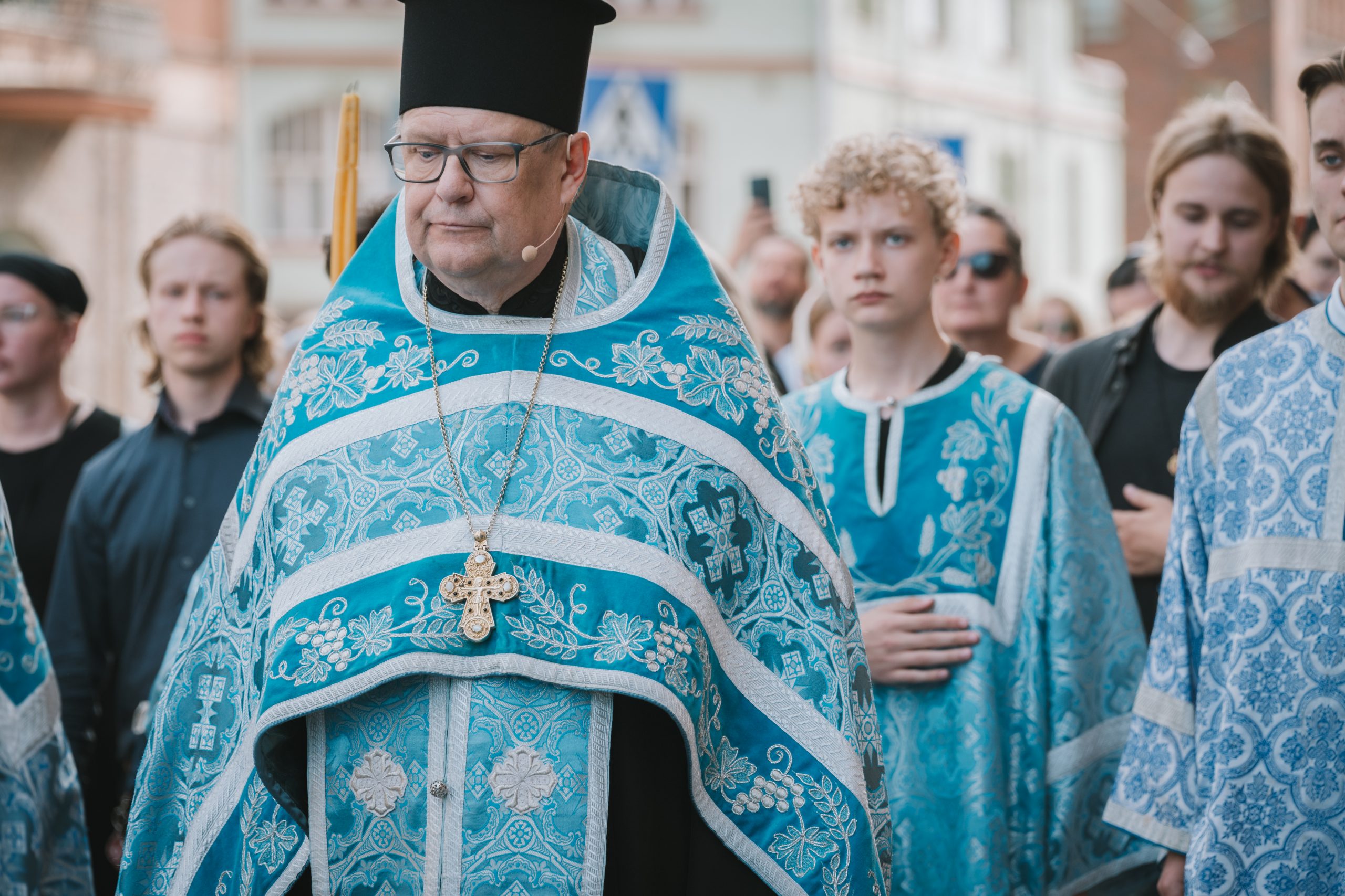 Kirkkoherra Markku Salminen Uspenskin katedraalin praasniekassa elokuussa 2026.