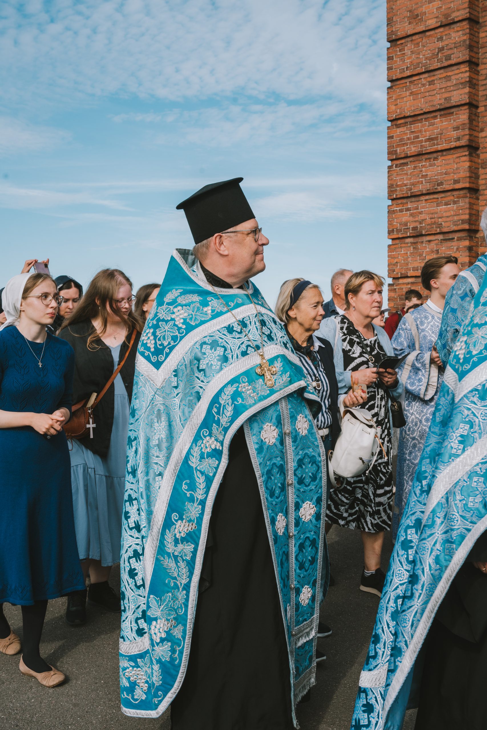 Kirkkoherra Markku Salminen Uspenskin katedraalin praasniekassa elokuussa 2026. 