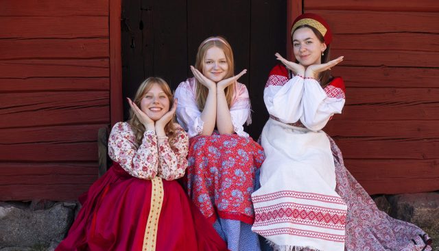 Helli Lehtimäki, Anna Dalino ja Annabel Latvala sarafaaneissa