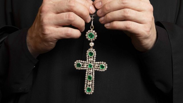 Valamon luostarin johtaja Mikael pitelee käsissään kuuluisaa igumenin timanttiristiä