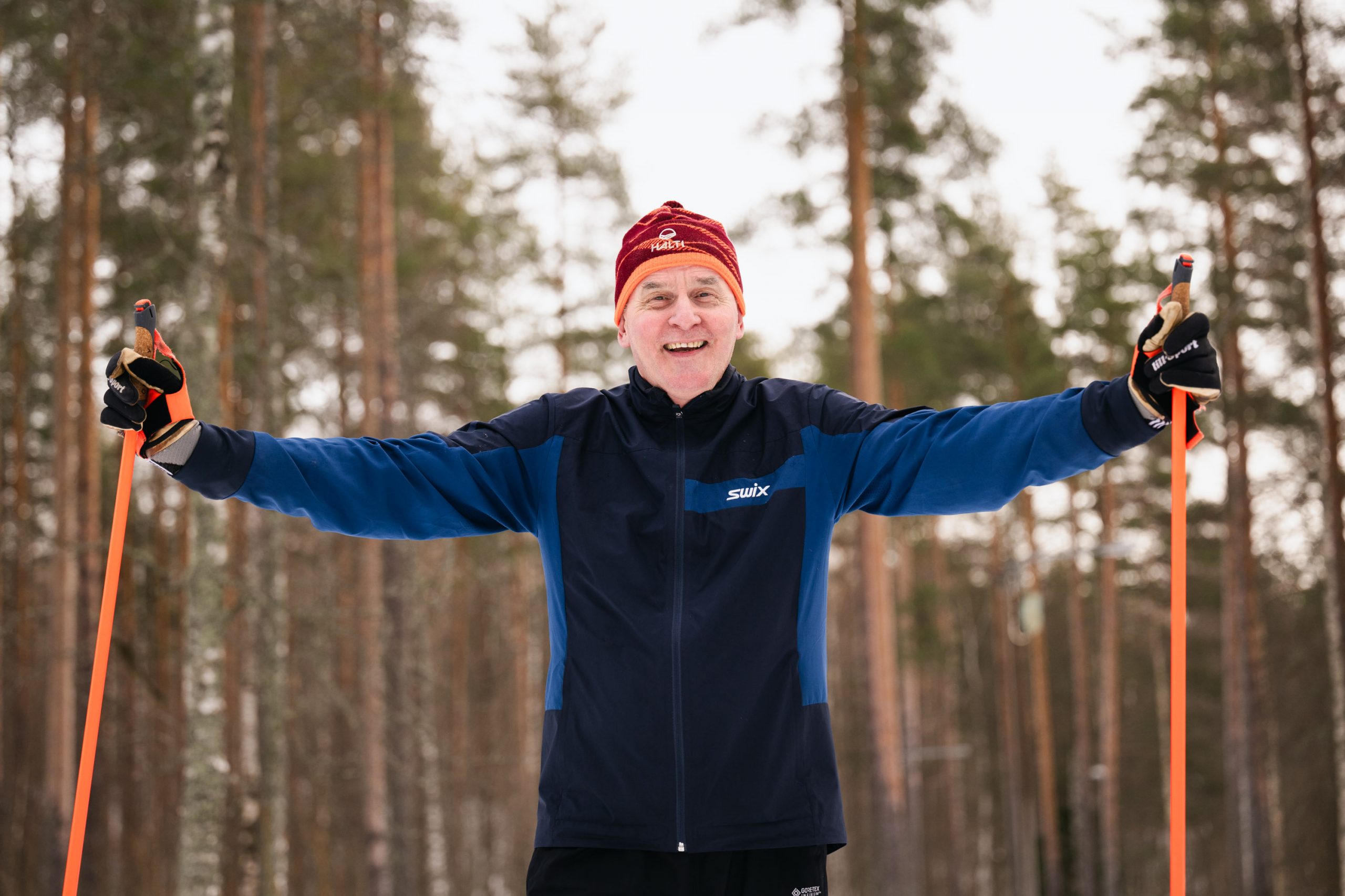Matti Tolvanen hiihtää talvisessa metsässä