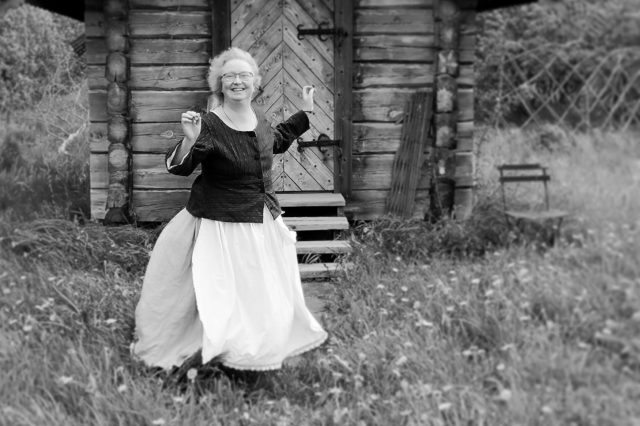Hannele Maahinen ja tanssia tsasounalla.