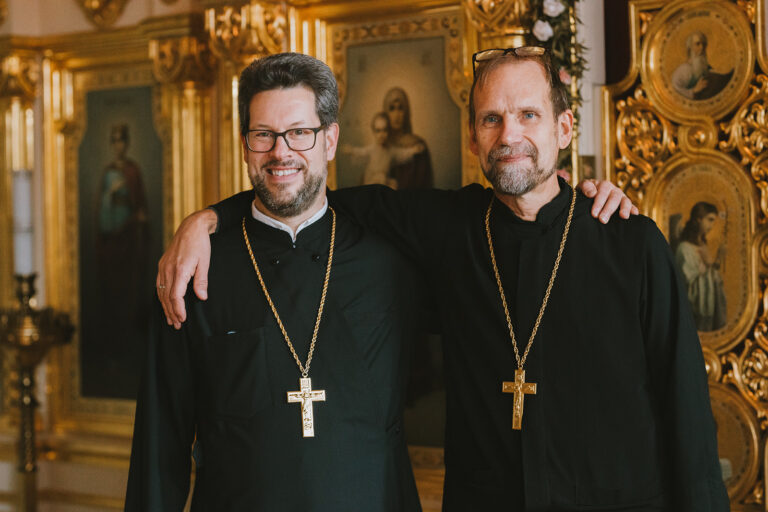 Rovasti Teo Merras ja rovasti Petri Korhonen kaverikuvassa
